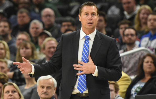  福克斯关键抢断国王逆转马刺结束三连败