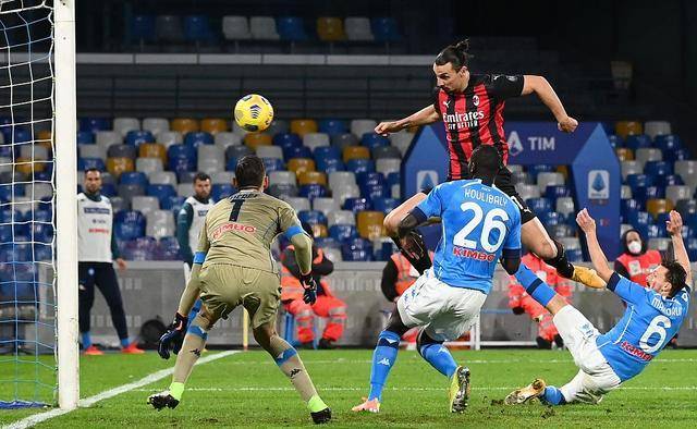  那不勒斯边锋克瓦拉茨赫利亚独造三球，助球队登顶榜首