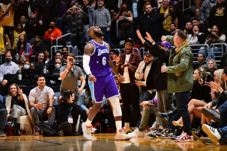  班凯罗制霸油漆区，魔术主场力克奇才终结对手连胜